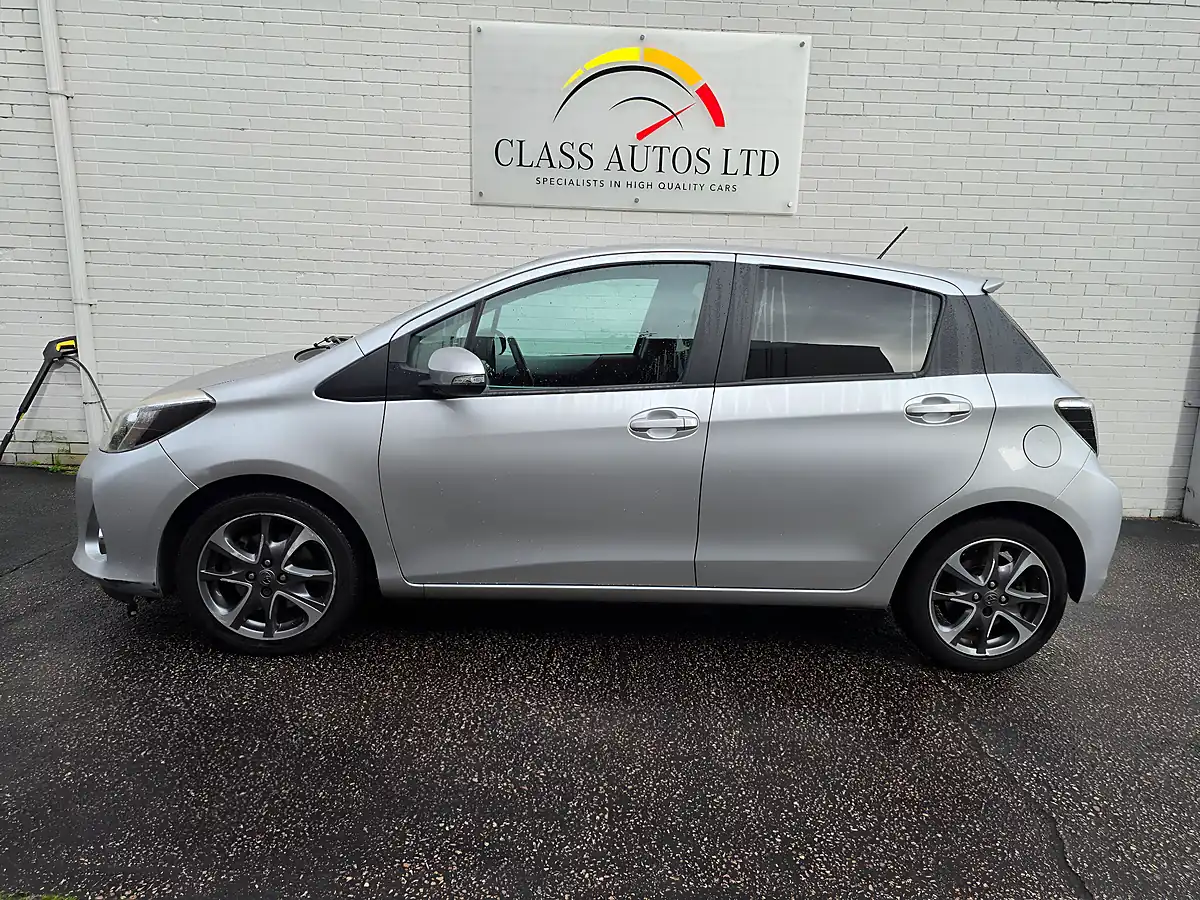 Used 2014 Toyota Yaris Trend Silver - Interior and Exterior details 4