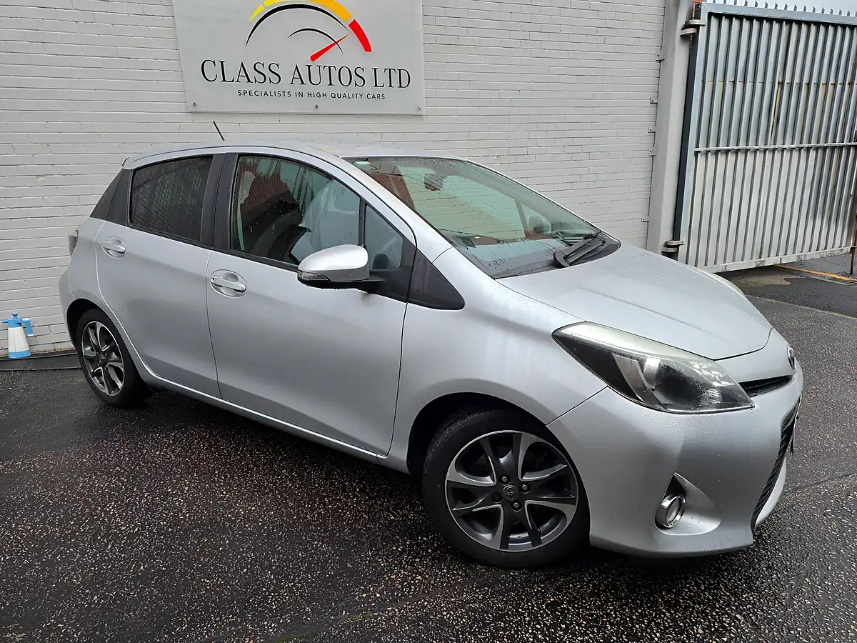 Used 2014 Toyota Yaris Trend Silver - Interior and Exterior details 5