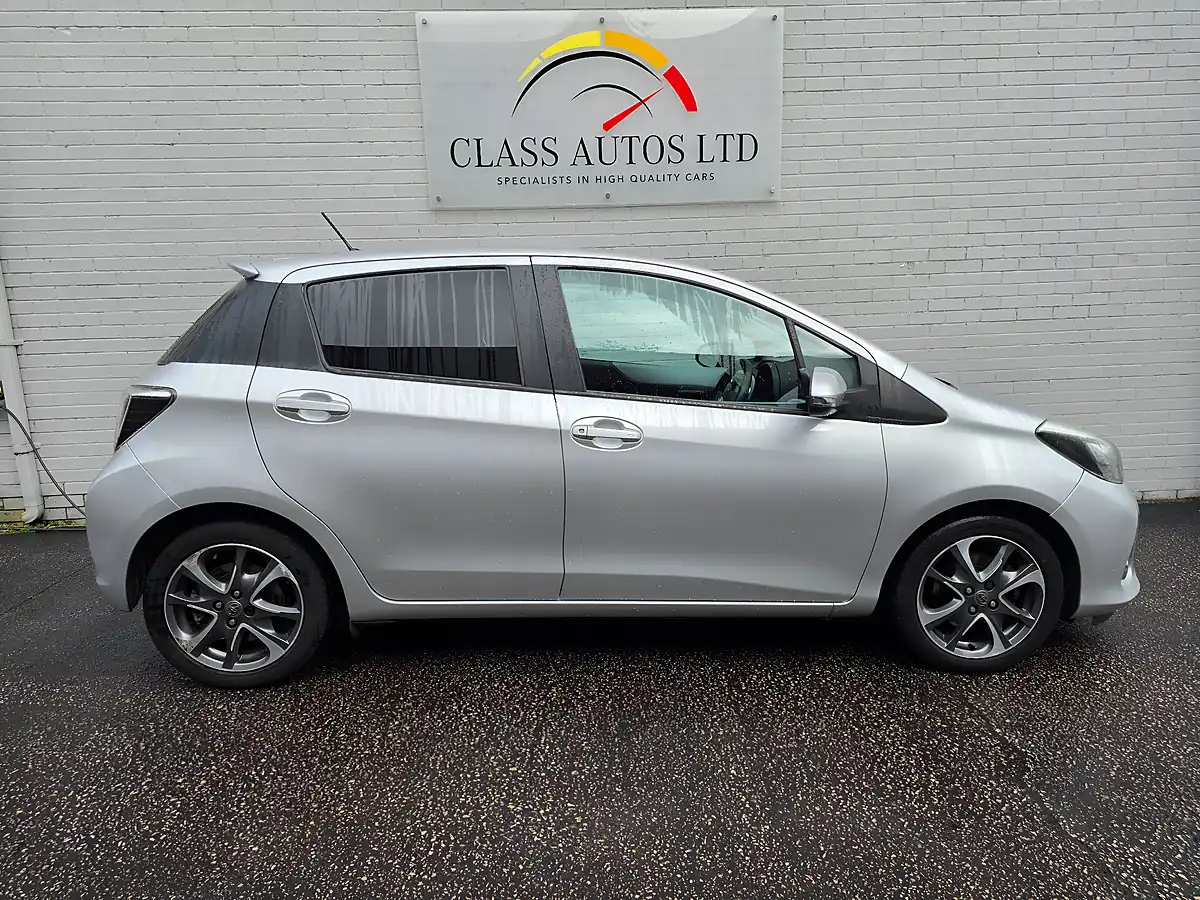 Used 2014 Toyota Yaris Trend Silver - Interior and Exterior details 8