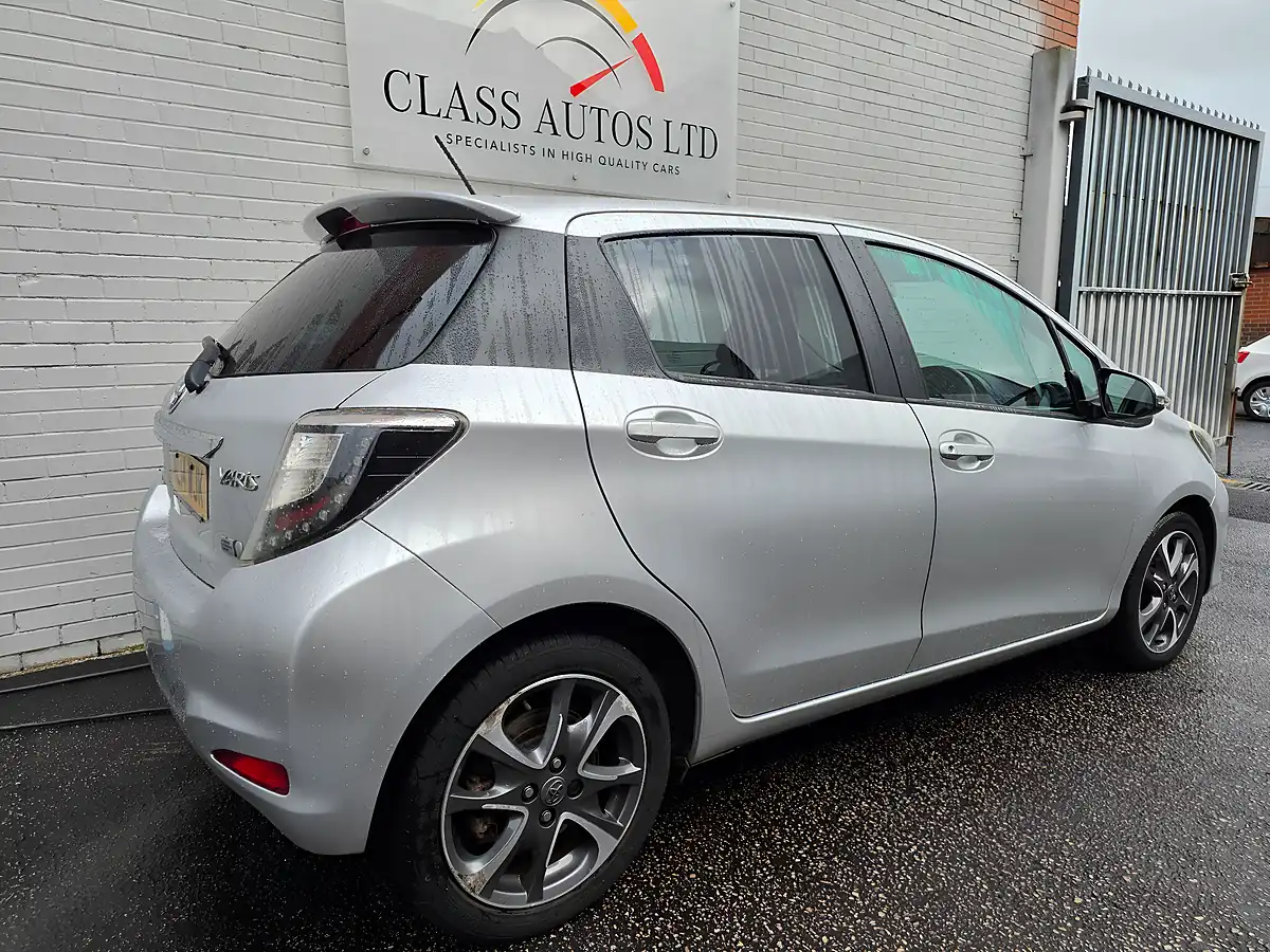 Used 2014 Toyota Yaris Trend Silver - Interior and Exterior details 9