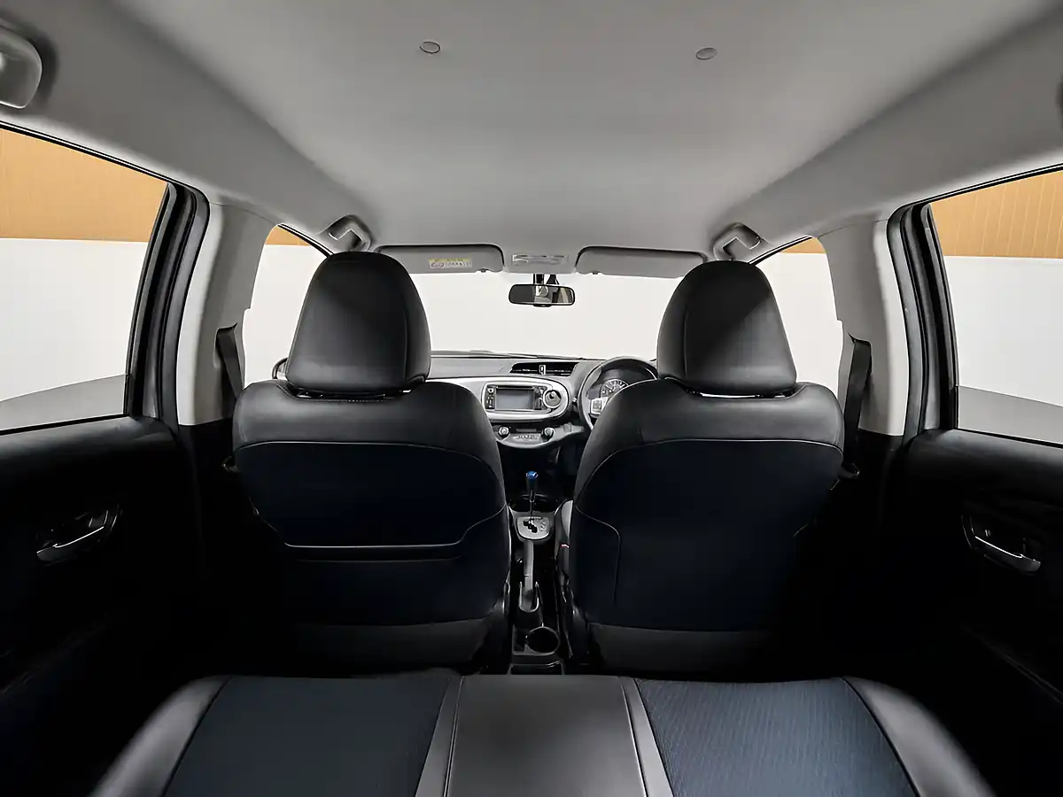 Used 2014 Toyota Yaris Trend Tyrol Silver - Interior and Exterior details 4