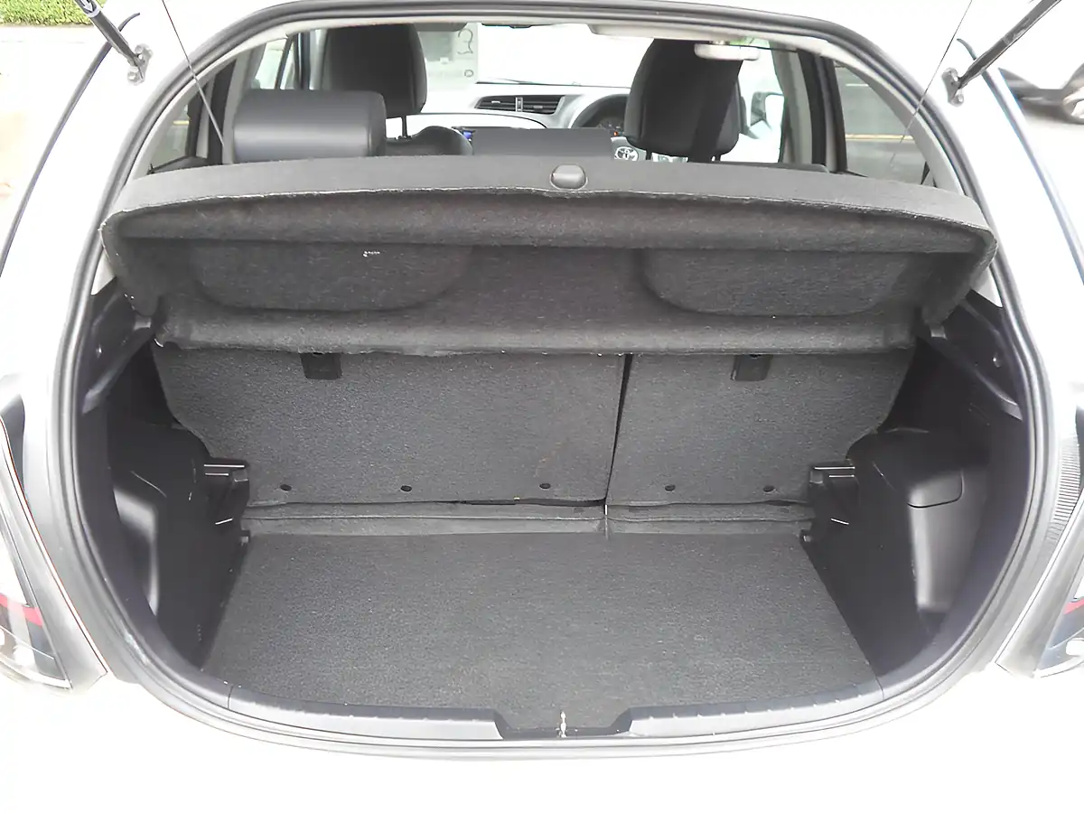 Used 2014 Toyota Yaris Trend White - Interior and Exterior details 10