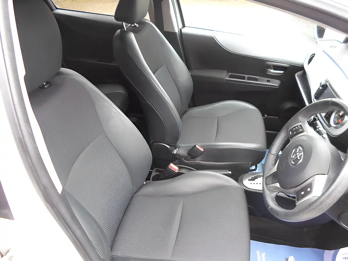 Used 2014 Toyota Yaris Trend White - Interior and Exterior details 4