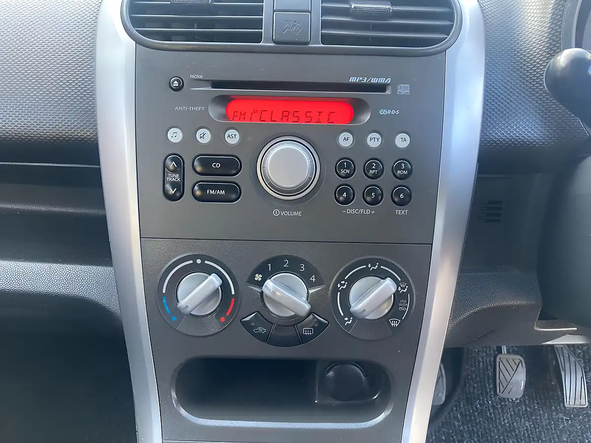 Used 2014 Vauxhall Agila S Silver - Interior and Exterior details 16