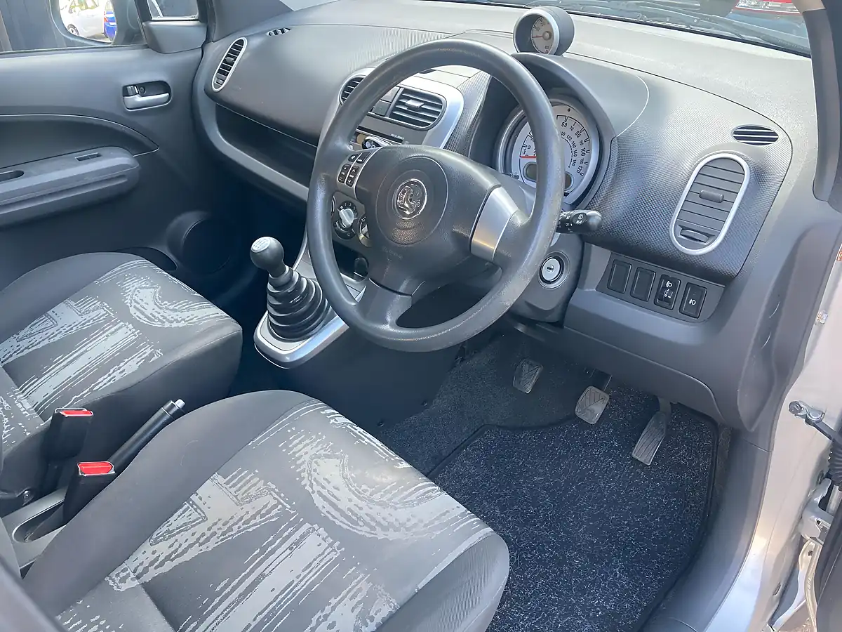 Used 2014 Vauxhall Agila S Silver - Interior and Exterior details 7