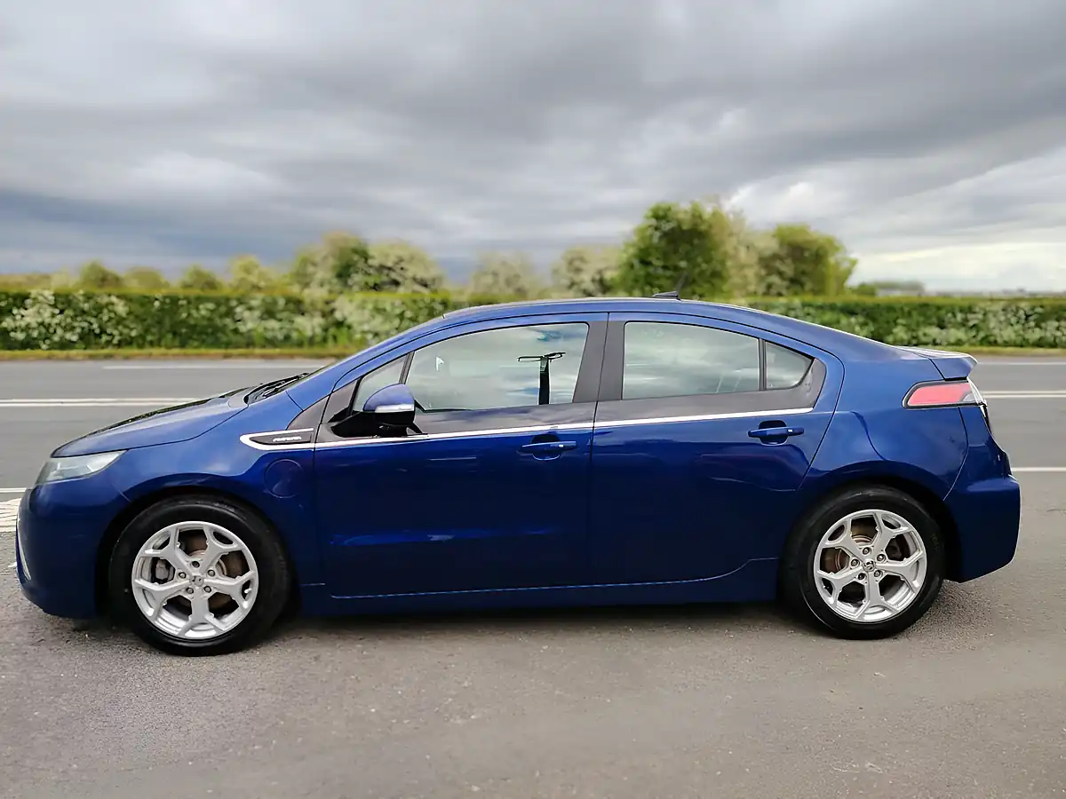 Used 2014 Vauxhall Ampera Electron Ice Metallic Blue - Interior and Exterior details 8