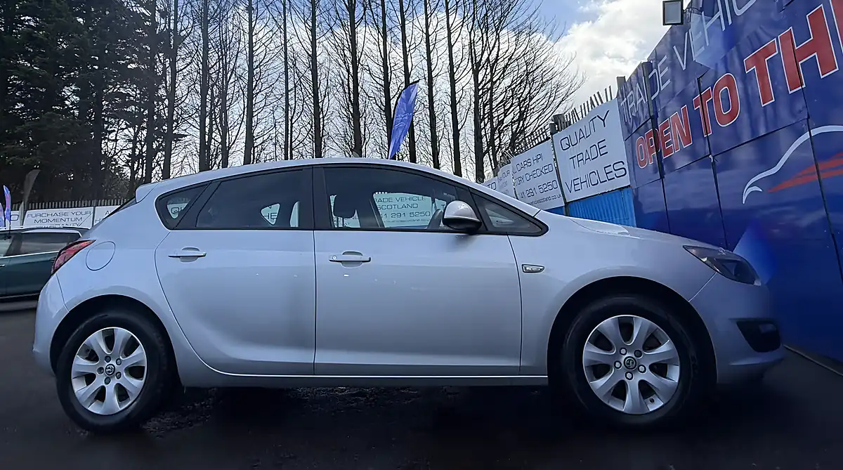 Used 2014 Vauxhall Astra Design Silver - Interior and Exterior details 12