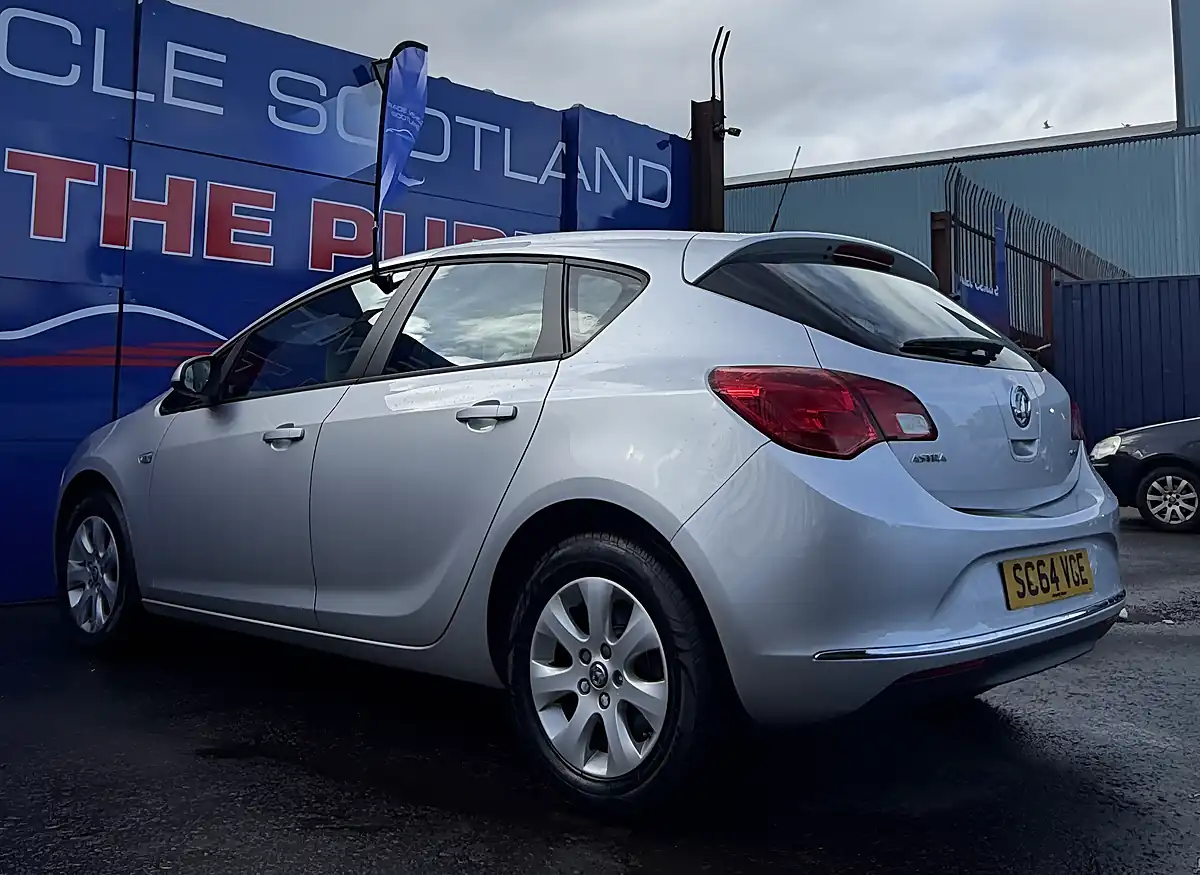 Used 2014 Vauxhall Astra Design Silver - Interior and Exterior details 13