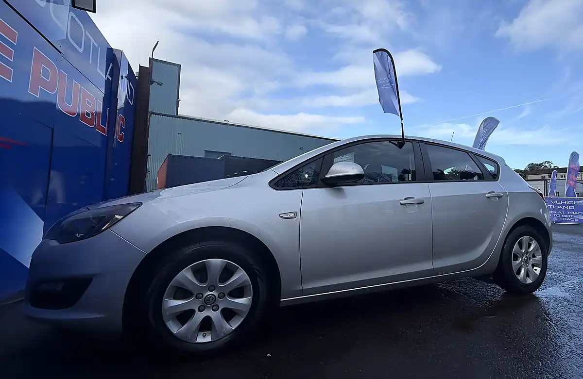 Used 2014 Vauxhall Astra Design Silver - Interior and Exterior details 15