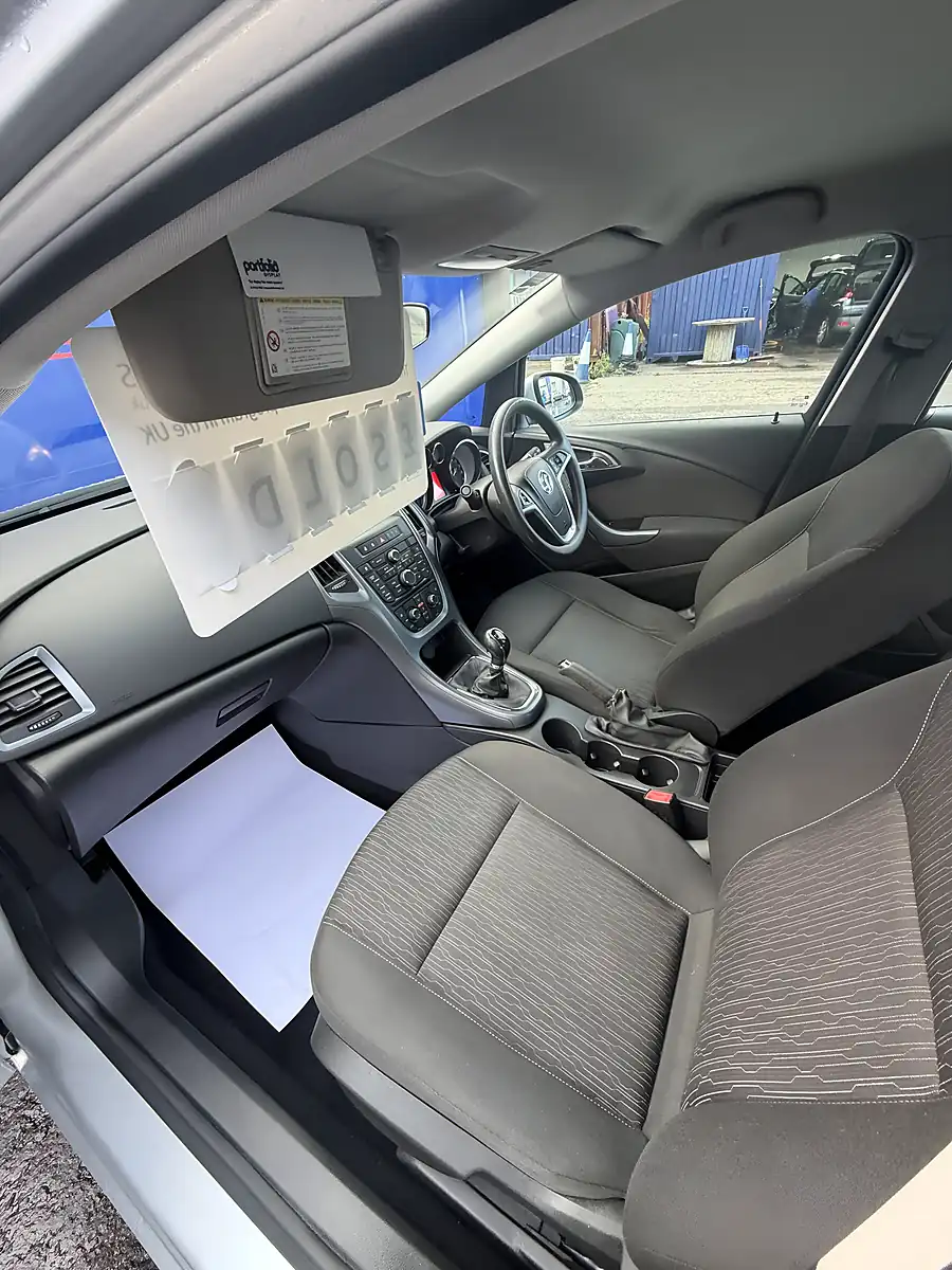 Used 2014 Vauxhall Astra Design Silver - Interior and Exterior details 16