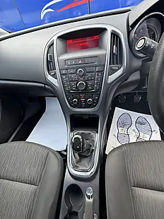 Used 2014 Vauxhall Astra Design Silver - Interior and Exterior details 17