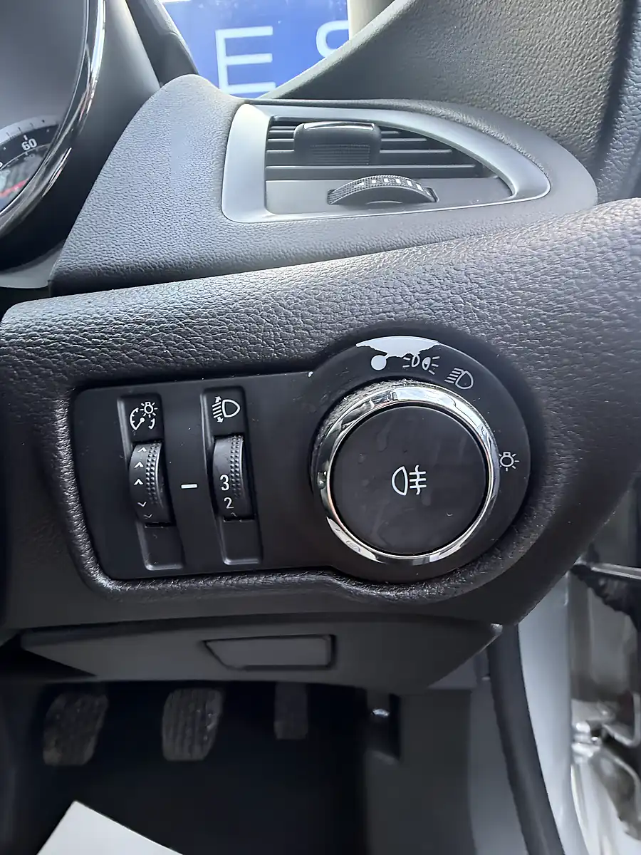 Used 2014 Vauxhall Astra Design Silver - Interior and Exterior details 18