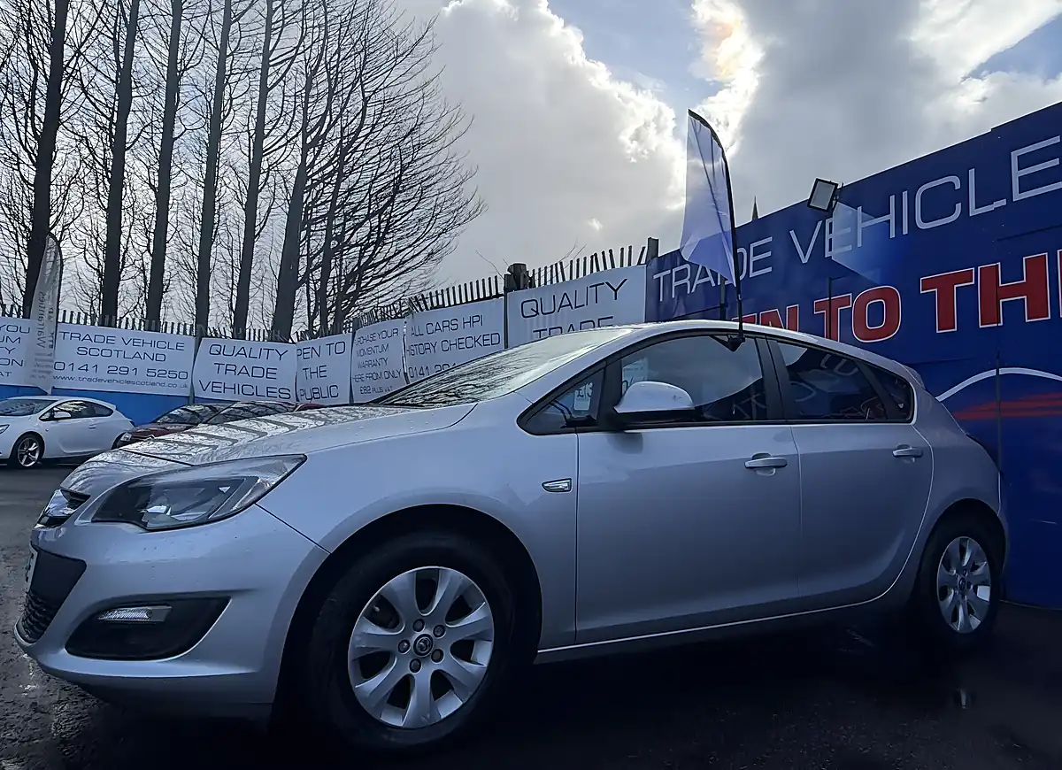 Used 2014 Vauxhall Astra Design Silver - Interior and Exterior details 3