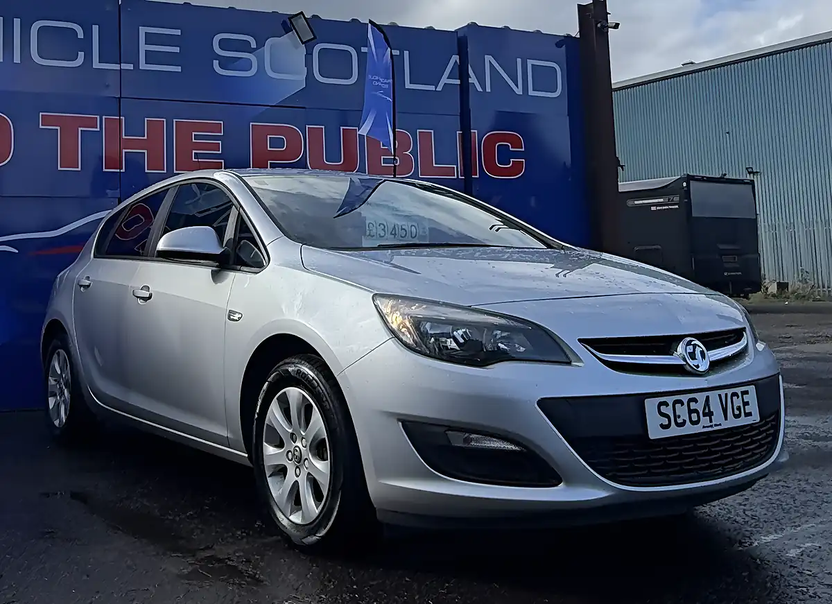 Used 2014 Vauxhall Astra Design Silver - Interior and Exterior details 7