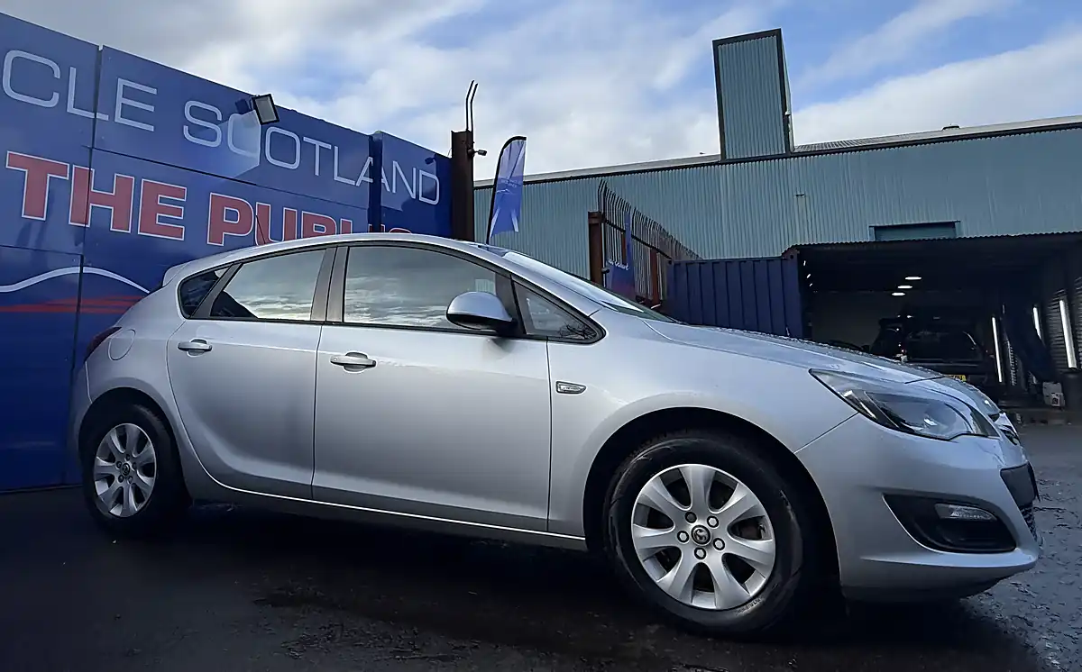 Used 2014 Vauxhall Astra Design Silver - Interior and Exterior details 9