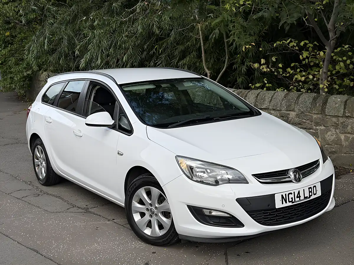 Used 2014 Vauxhall Astra Design White - Front View