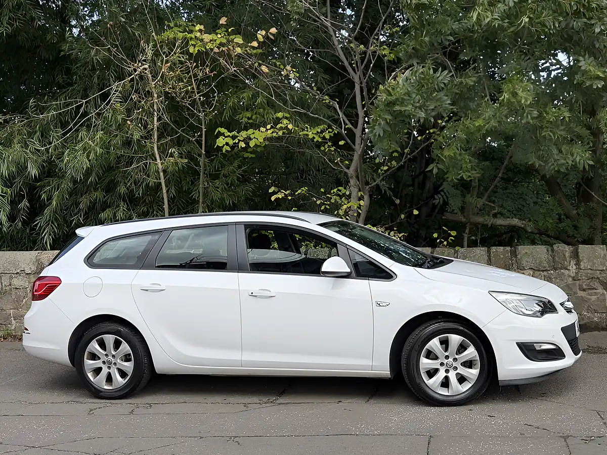 Used 2014 Vauxhall Astra Design White - Interior and Exterior details 3