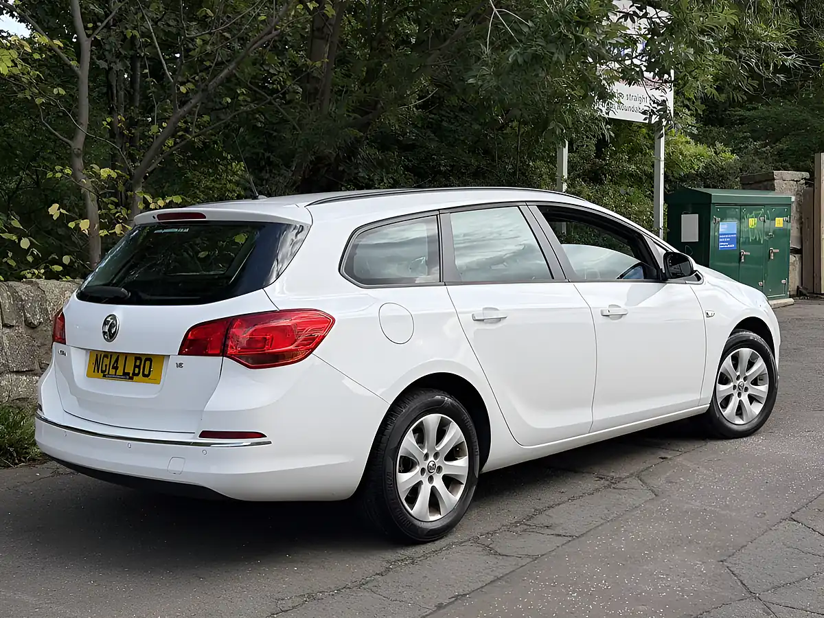 Used 2014 Vauxhall Astra Design White - Interior and Exterior details 4