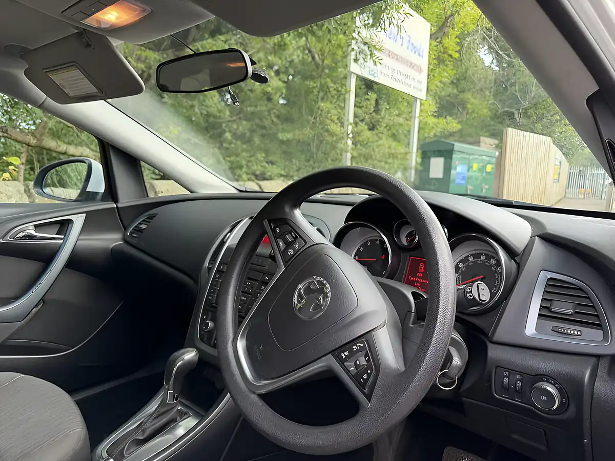 Used 2014 Vauxhall Astra Design White - Interior and Exterior details 5