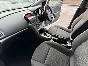 Used 2014 Vauxhall Astra Design White - Interior and Exterior details 6