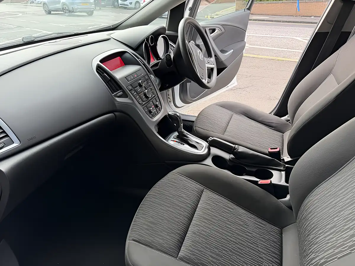 Used 2014 Vauxhall Astra Design White - Interior and Exterior details 6