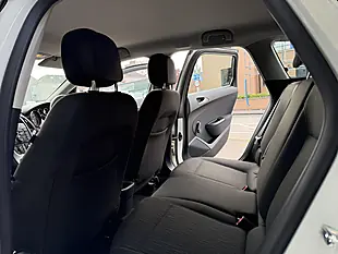 Used 2014 Vauxhall Astra Design White - Interior and Exterior details 7