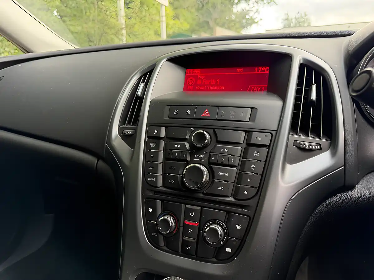 Used 2014 Vauxhall Astra Design White - Interior and Exterior details 8