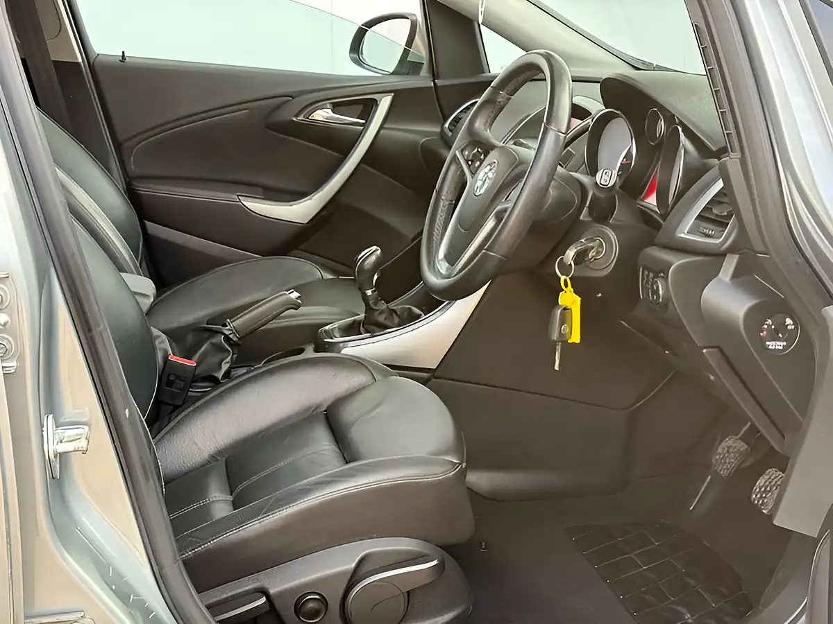 Used 2014 Vauxhall Astra Elite Asteroid Grey - Interior and Exterior details 4