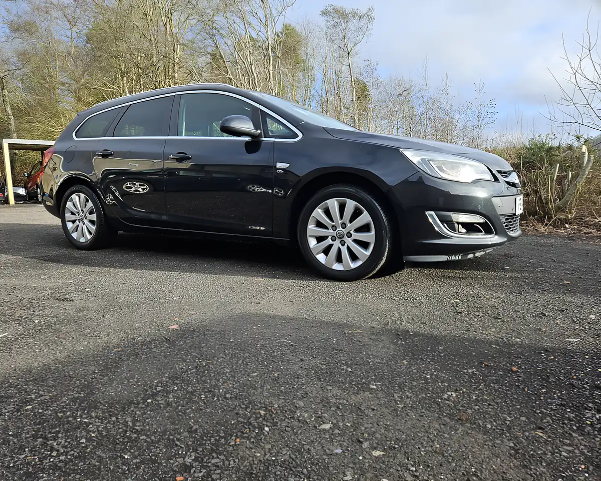 Used 2014 Vauxhall Astra Elite Black - Front View
