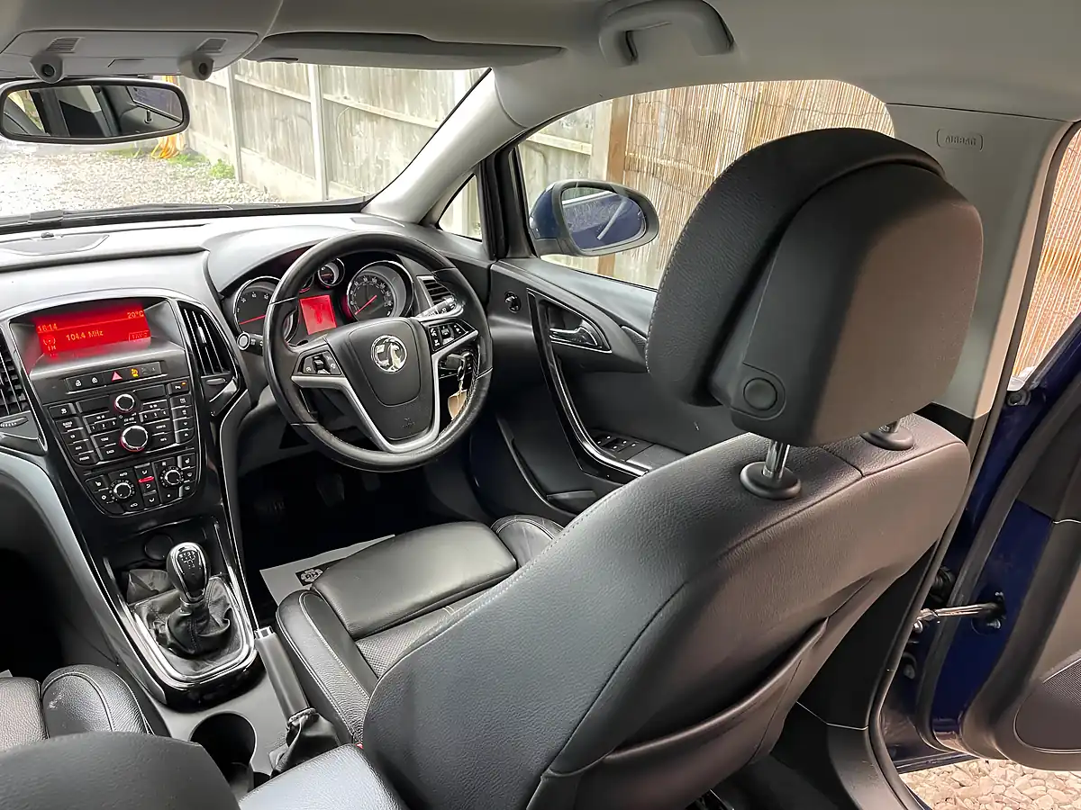 Used 2014 Vauxhall Astra Elite Blue - Interior and Exterior details 5