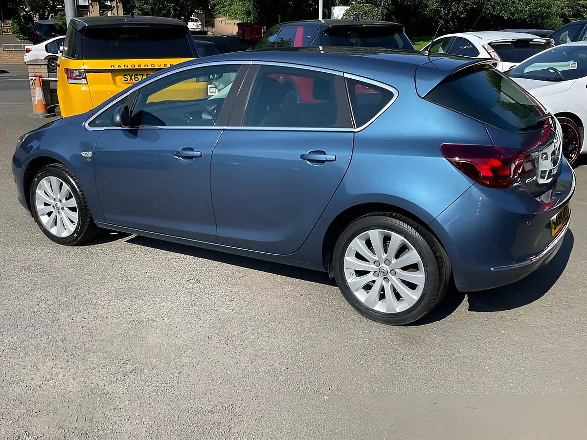 Used 2014 Vauxhall Astra Elite Blue - Interior and Exterior details 4
