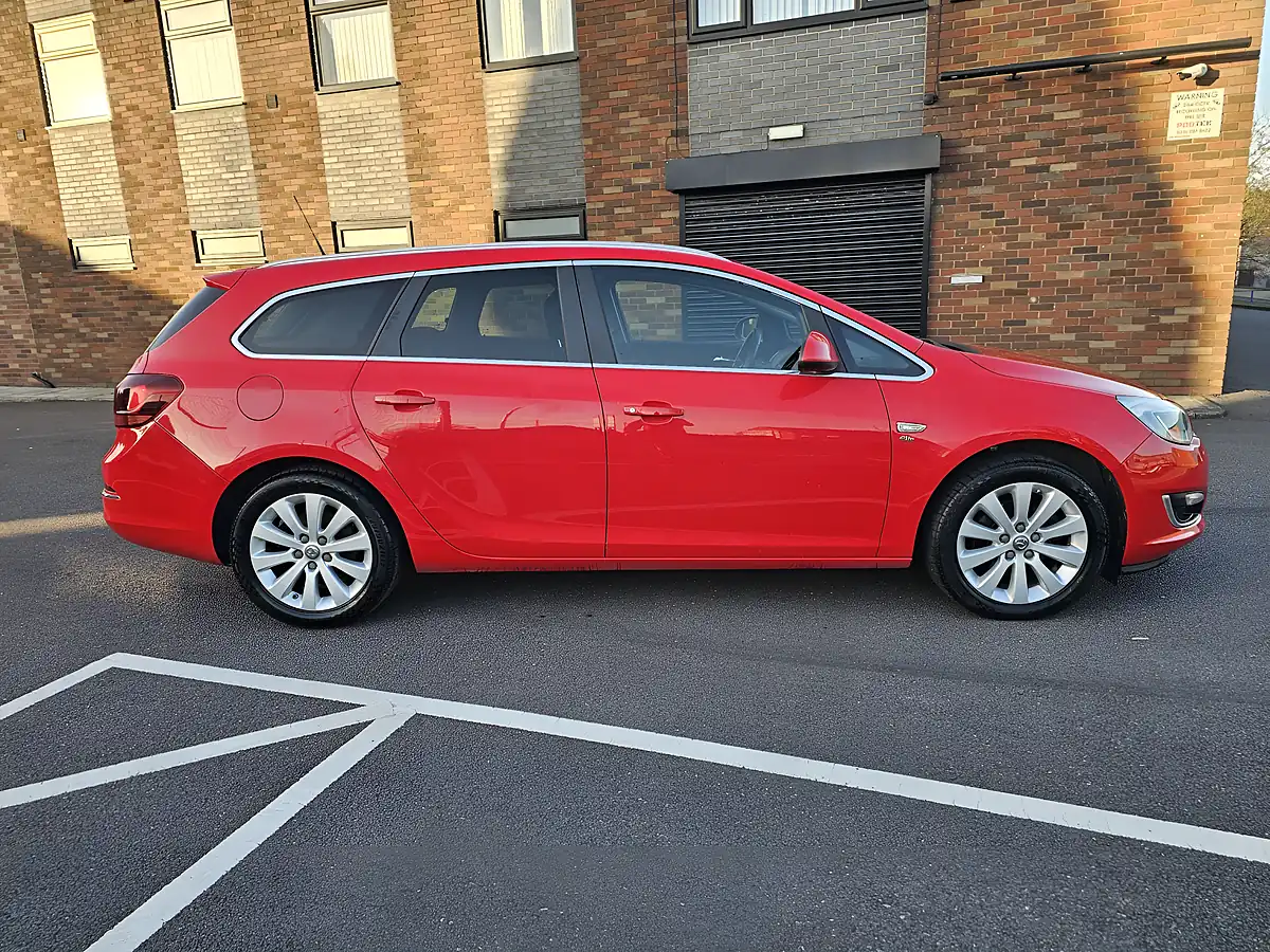 Used 2014 Vauxhall Astra Elite Red - Interior and Exterior details 4