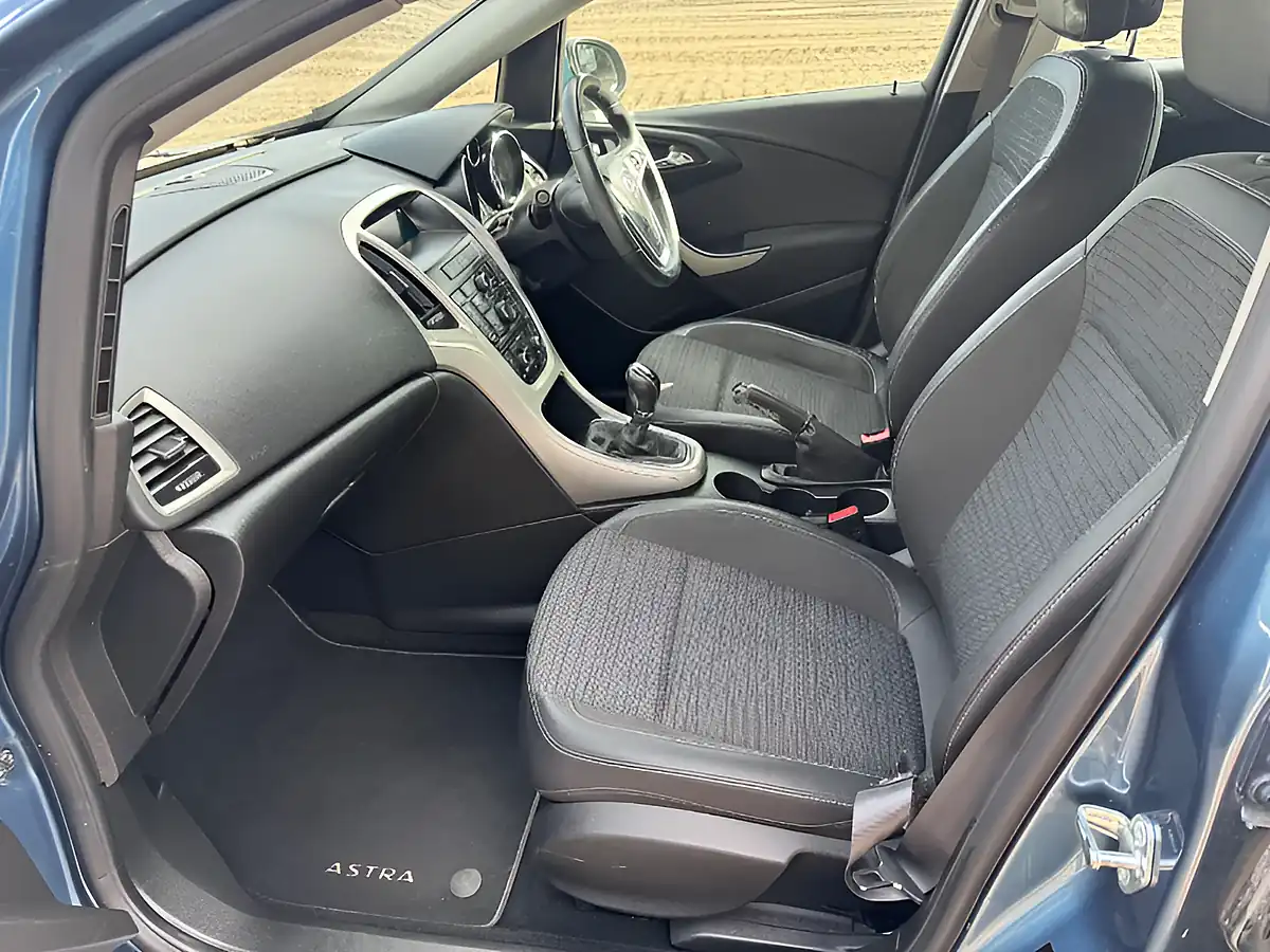 Used 2014 Vauxhall Astra Excite Blue - Interior and Exterior details 11