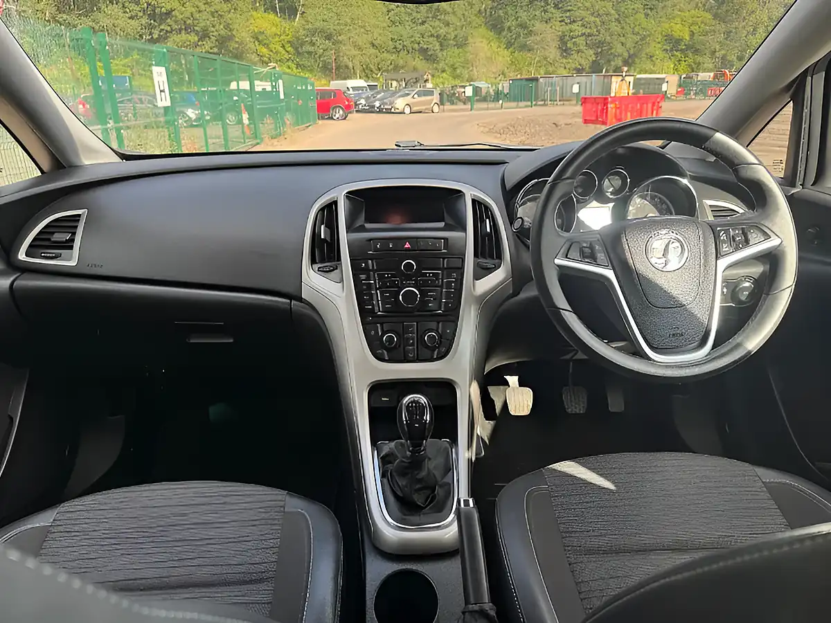 Used 2014 Vauxhall Astra Excite Blue - Interior and Exterior details 12