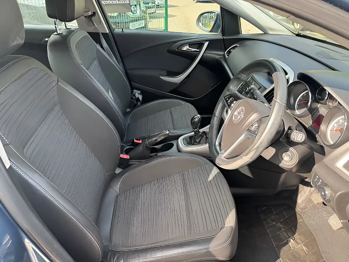 Used 2014 Vauxhall Astra Excite Blue - Interior and Exterior details 13