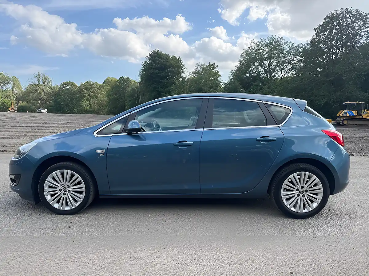 Used 2014 Vauxhall Astra Excite Blue - Interior and Exterior details 5