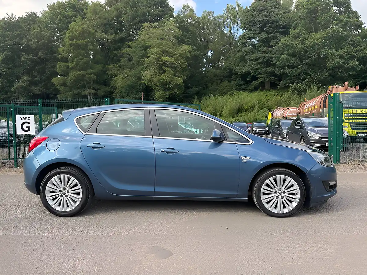 Used 2014 Vauxhall Astra Excite Blue - Interior and Exterior details 8