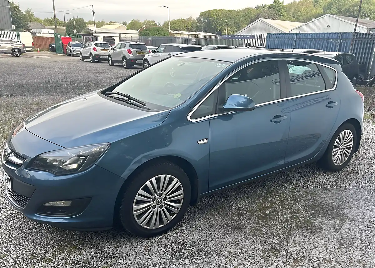 Used 2014 Vauxhall Astra Excite Blue - Interior and Exterior details 3