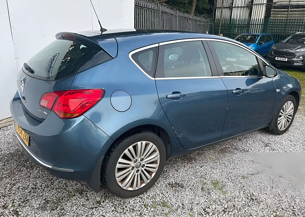Used 2014 Vauxhall Astra Excite Blue - Interior and Exterior details 5