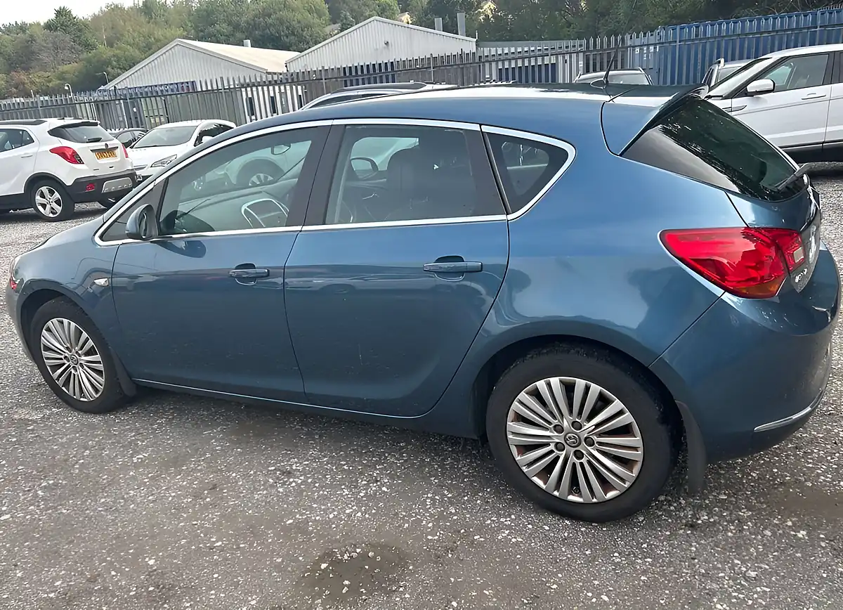 Used 2014 Vauxhall Astra Excite Blue - Interior and Exterior details 7