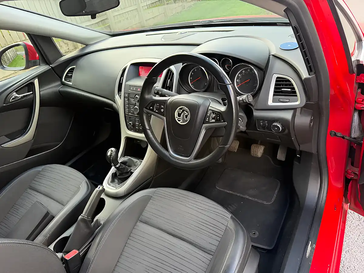 Used 2014 Vauxhall Astra Excite Red - Interior and Exterior details 14