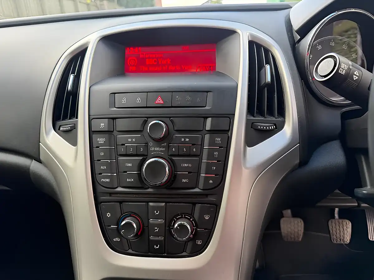 Used 2014 Vauxhall Astra Excite Red - Interior and Exterior details 15