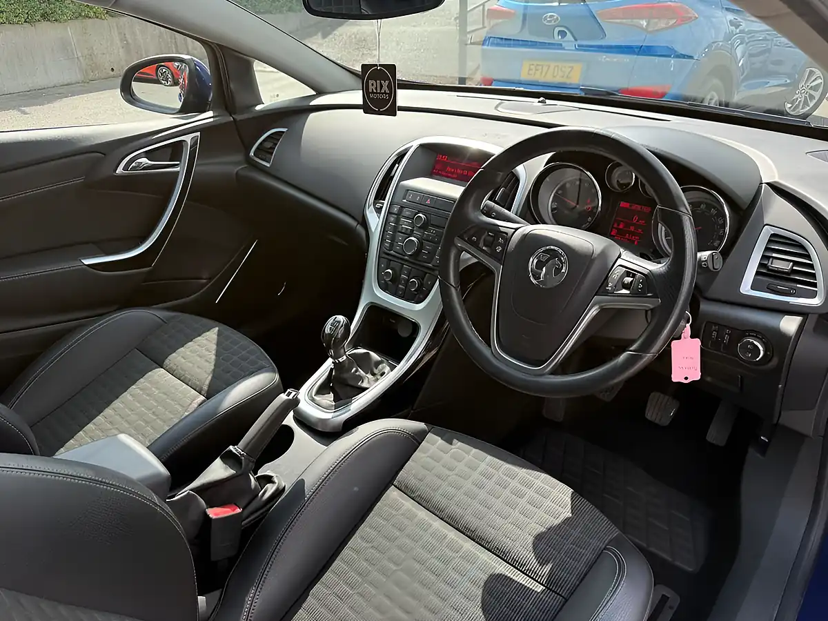 Used 2014 Vauxhall Astra Gtc Sri Blue - Interior and Exterior details 11