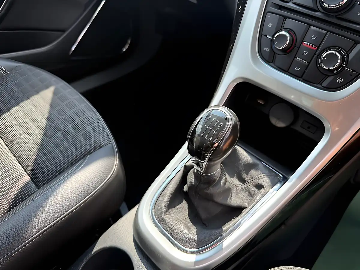 Used 2014 Vauxhall Astra Gtc Sri Blue - Interior and Exterior details 16