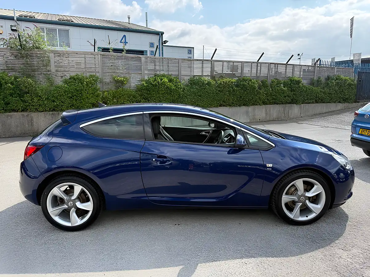 Used 2014 Vauxhall Astra Gtc Sri Blue - Interior and Exterior details 9