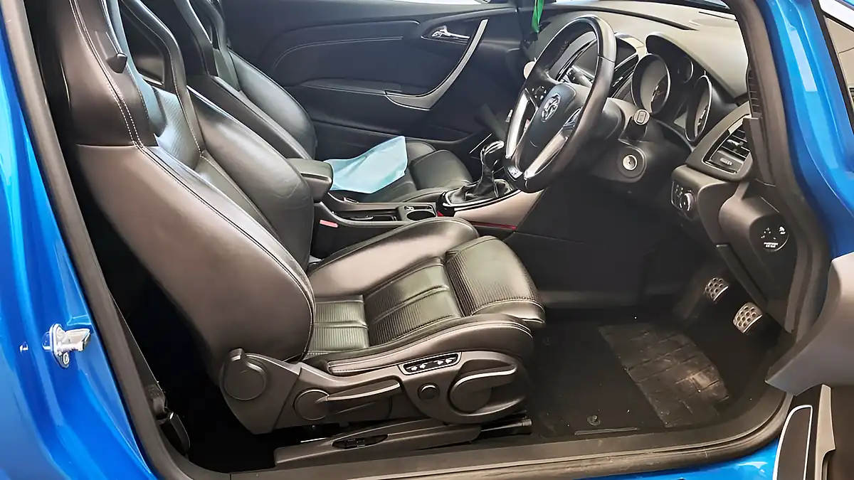 Used 2014 Vauxhall Astra Gtc Vxr Blue - Interior and Exterior details 10
