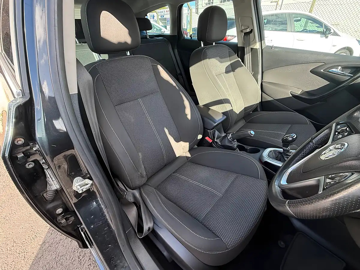 Used 2014 Vauxhall Astra Sri Black - Interior and Exterior details 10