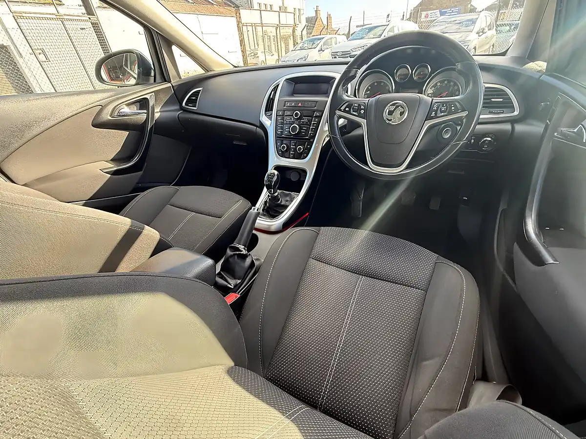 Used 2014 Vauxhall Astra Sri Black - Interior and Exterior details 11
