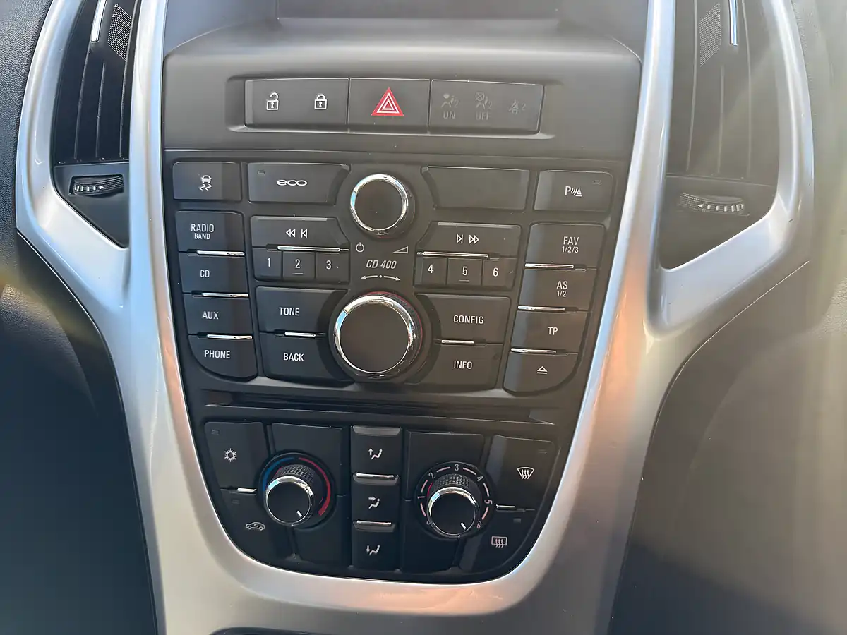 Used 2014 Vauxhall Astra Sri Black - Interior and Exterior details 17