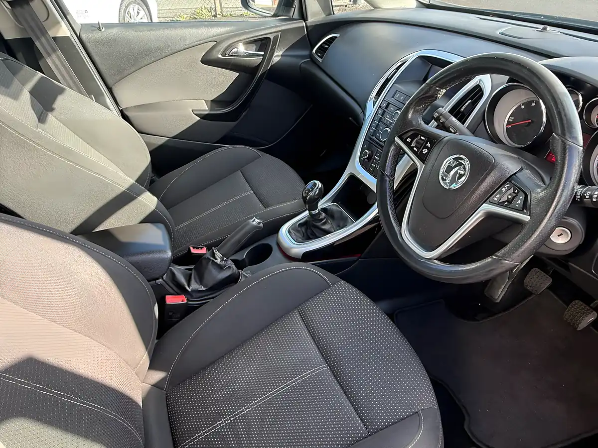 Used 2014 Vauxhall Astra Sri Black - Interior and Exterior details 9